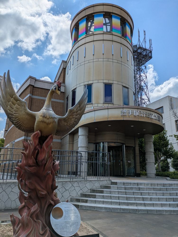 手塚治虫記念館外観と火の鳥像