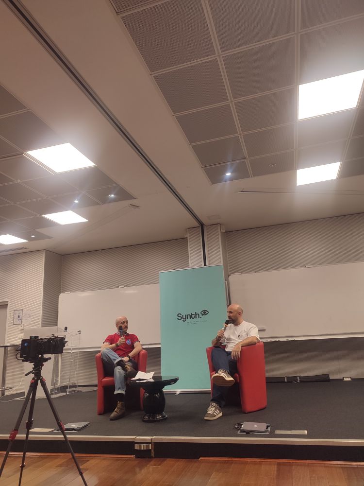 Thibault Prévost en conférence pour Synth Media. Bientôt dans les tubes.