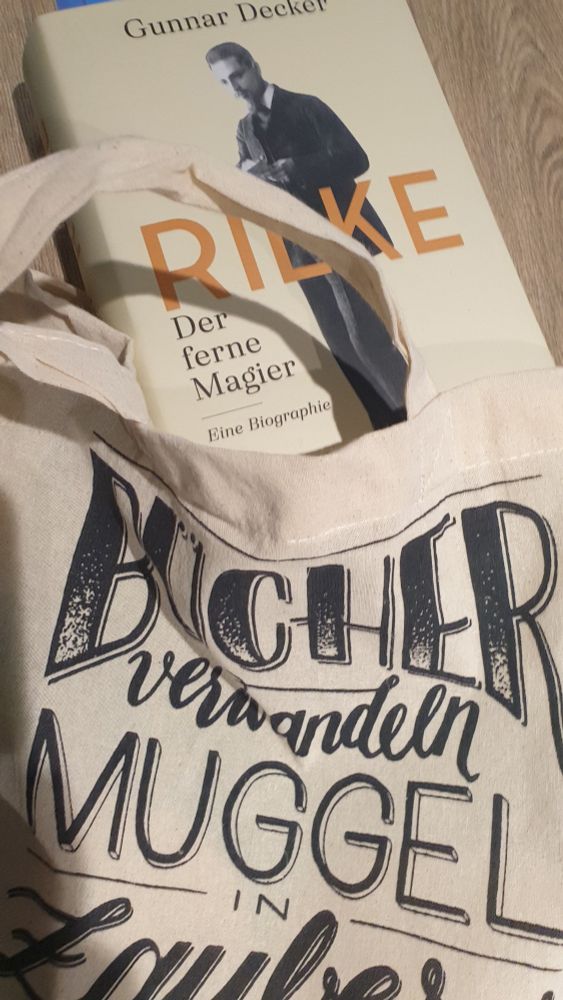 Rilke Buch, aus einer Stofftasche schauend