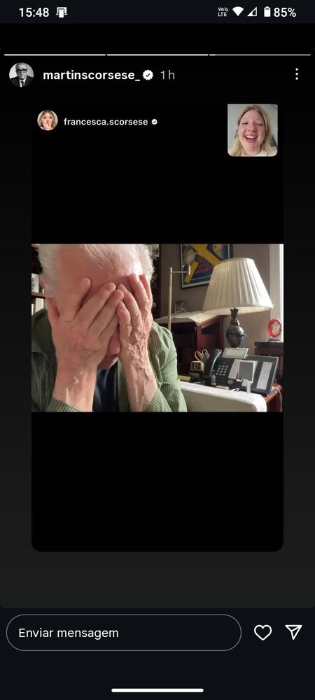 Print da página do Instagram do perfil de Martin Scorsese, repost do story de sua filha Francesca Scorsese. Ele está com as mãos em seu rosto, disfarçando sua provável expressão de felicidade e incredulidade. 