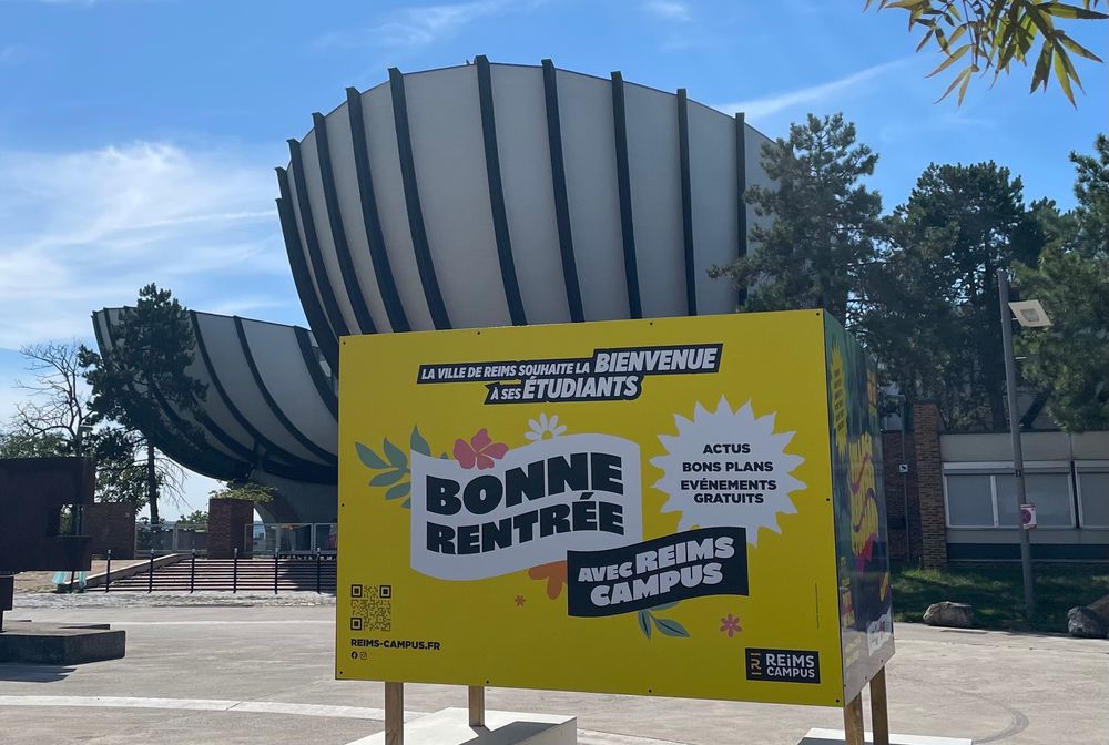 Panneau d’accueil sur le campus de Reims.