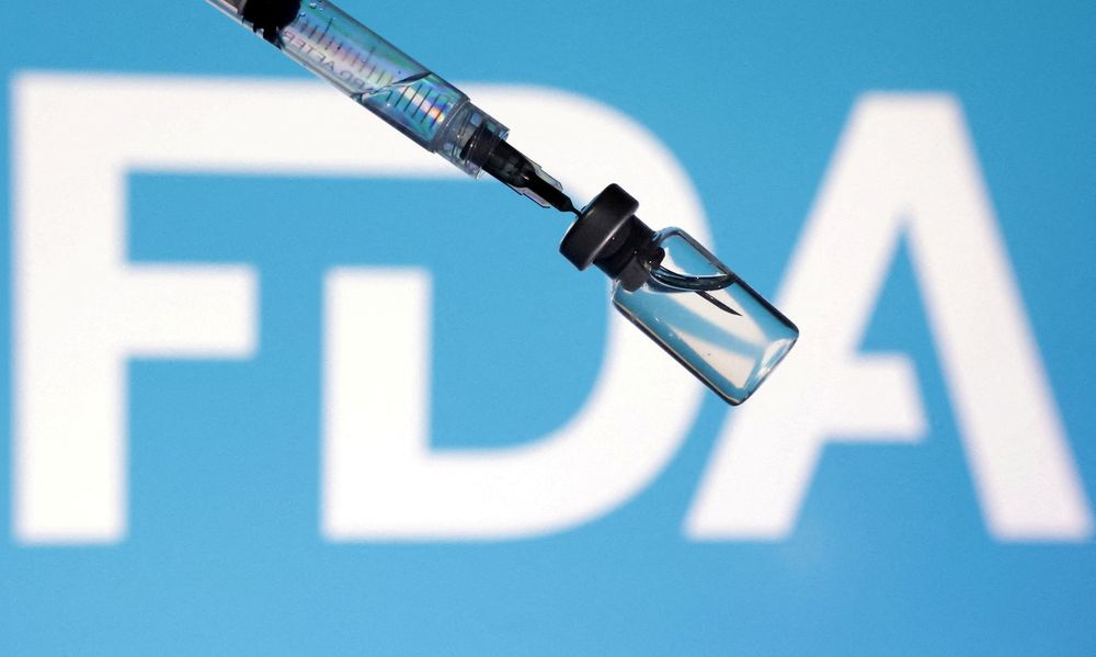 A dozen former FDA commissioners condemn plan to tighten vaccine approvals