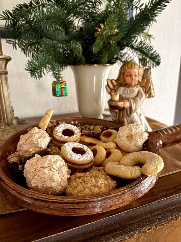 Teller mit Plätzchen und ein Engel