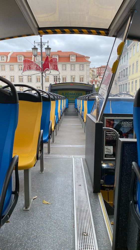 Das leere Oberdeck eines Sightseeingbuses