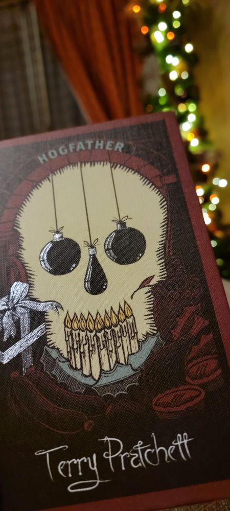 A picture of the the book "Hogfather" by Terry Pratchett