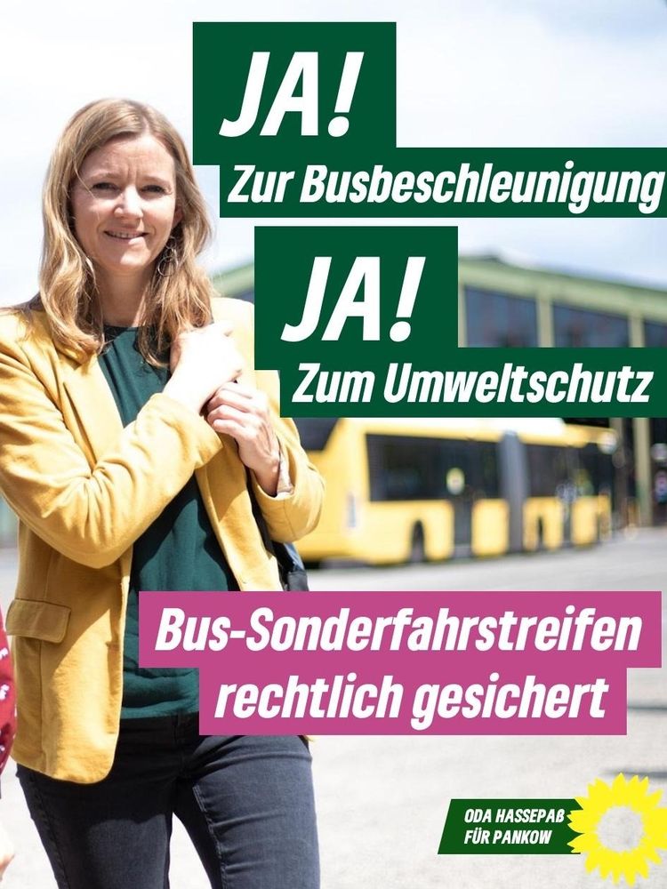 Abgeordnete Oda Hassepaß steht vor einem BVG Bus. 
Text: Ja zur Busbeschlunigung, Ja zum Umweltschutz! Bus Sonderfahrstreifen rechtlich gesichert. 