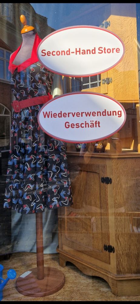 Second Hand Laden un Dänemark mit Schild der Deutschen Übersetzung:
Wiederverwendunggeschäft