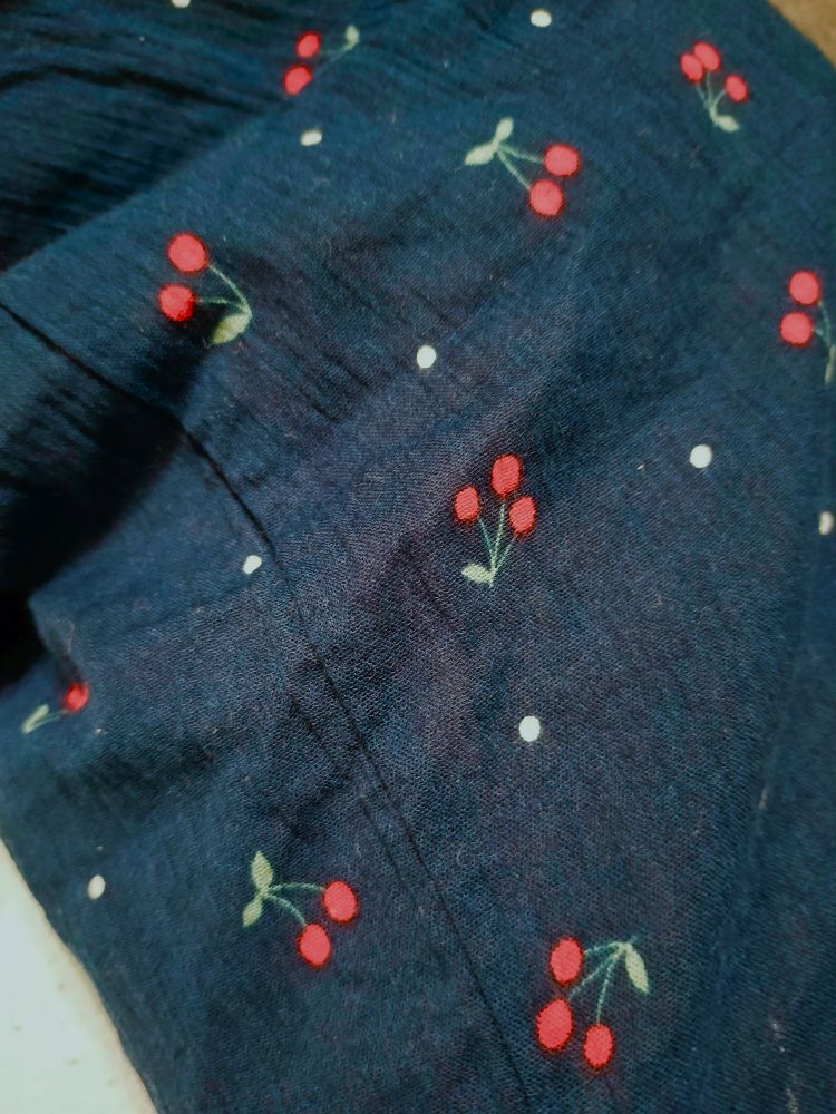 さくらんぼ🍒柄、紺色のロンパース。