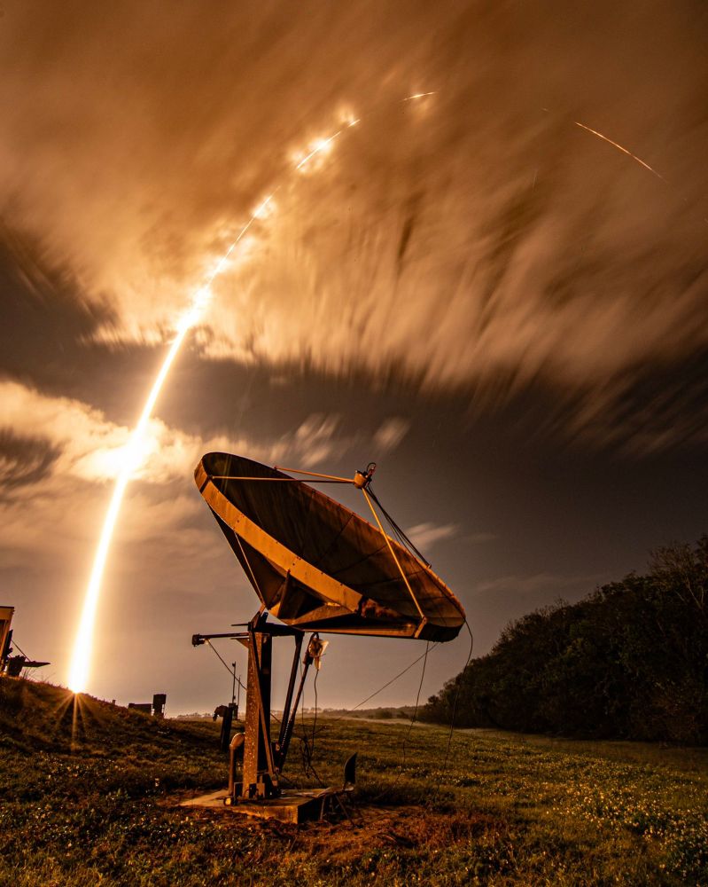 The Falcon 9 in a Southeastern trajectory with additional #Starlink satellites heading towards low Earth orbit.