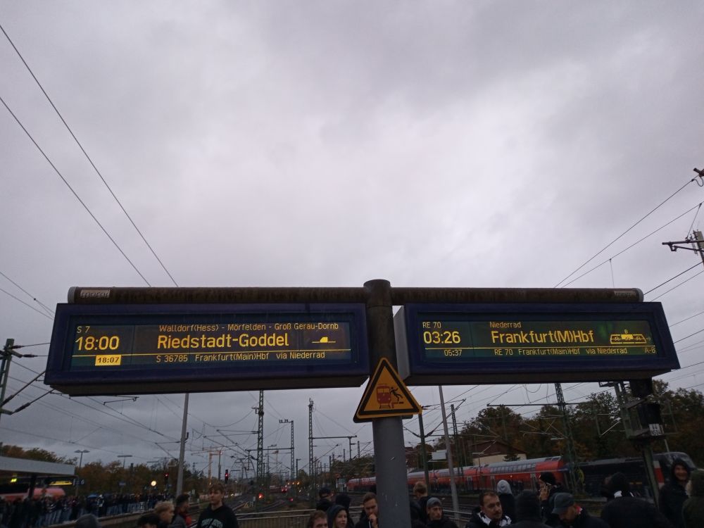 Foto Bahnsteiganzeige mit obigem Inhalt. 