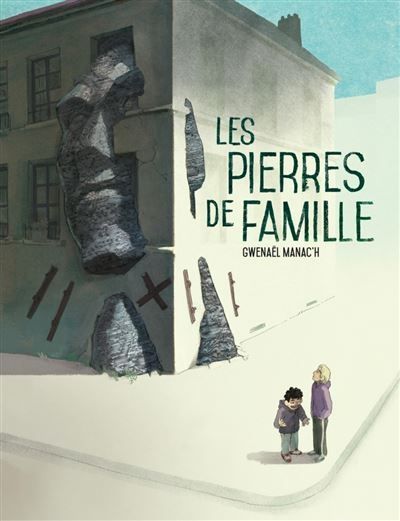 Les pierres de famille, avec un moai qui traverse les murs d'une maison 