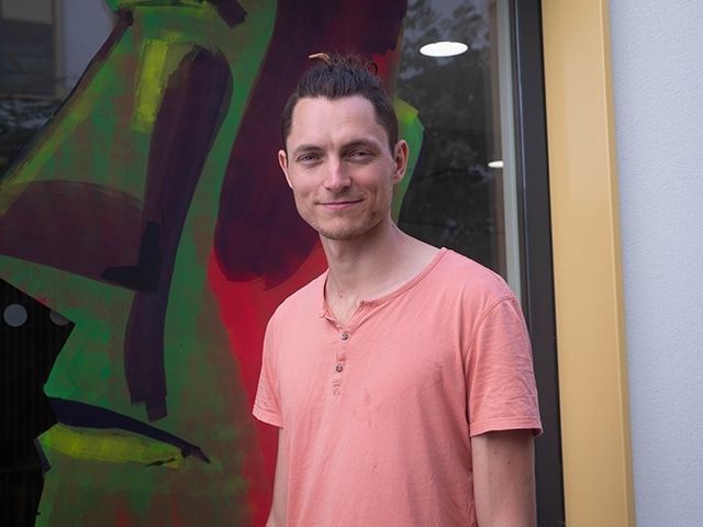 L'auteur, Gwenaël Manac'h devant une fresque 