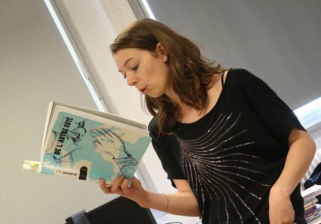 Coline lisant un de ses livres. Crédit dauphiné libéré 