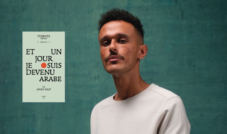 Photo d'Anas, avec le titre de son bouquin sur le mur