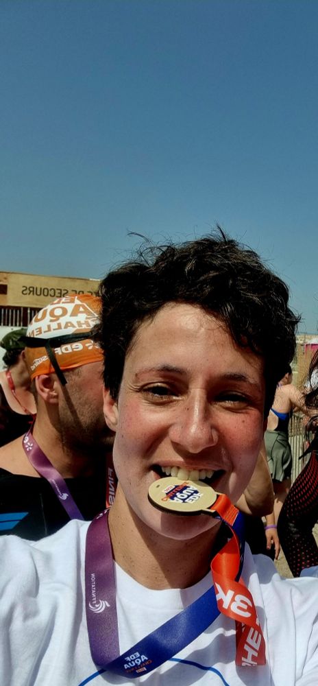 Moi, ravie et cramée, tenant ma médaille Montecristo dans la bouche parce que j'ai besoin des deux mains pour que le téléphone ne tremble pas.
