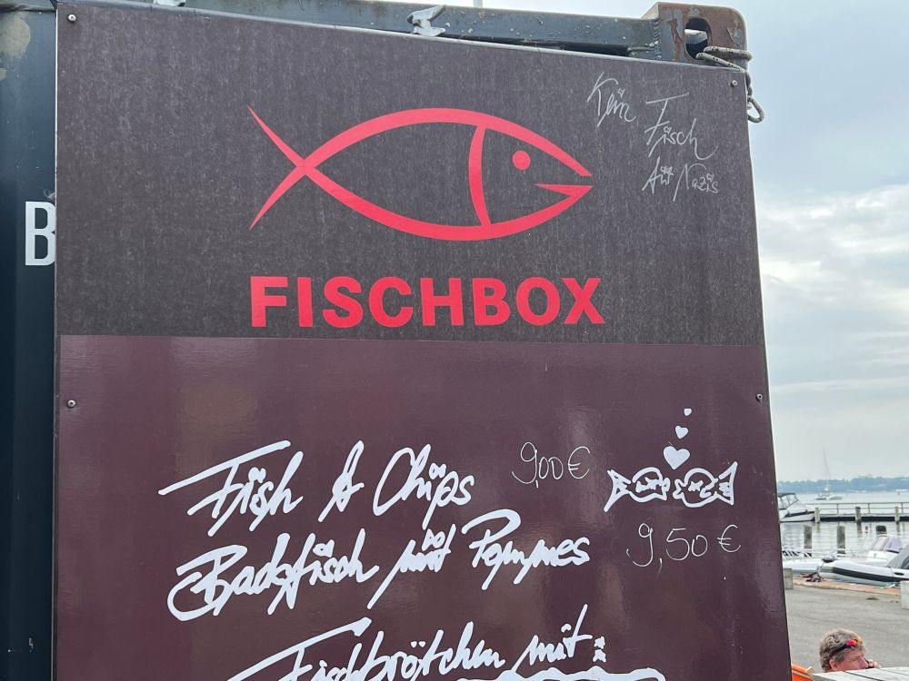 Preistafel der Fischbox in Altefähr Ganz oben steht: „Kein Fisch für Nazis!“