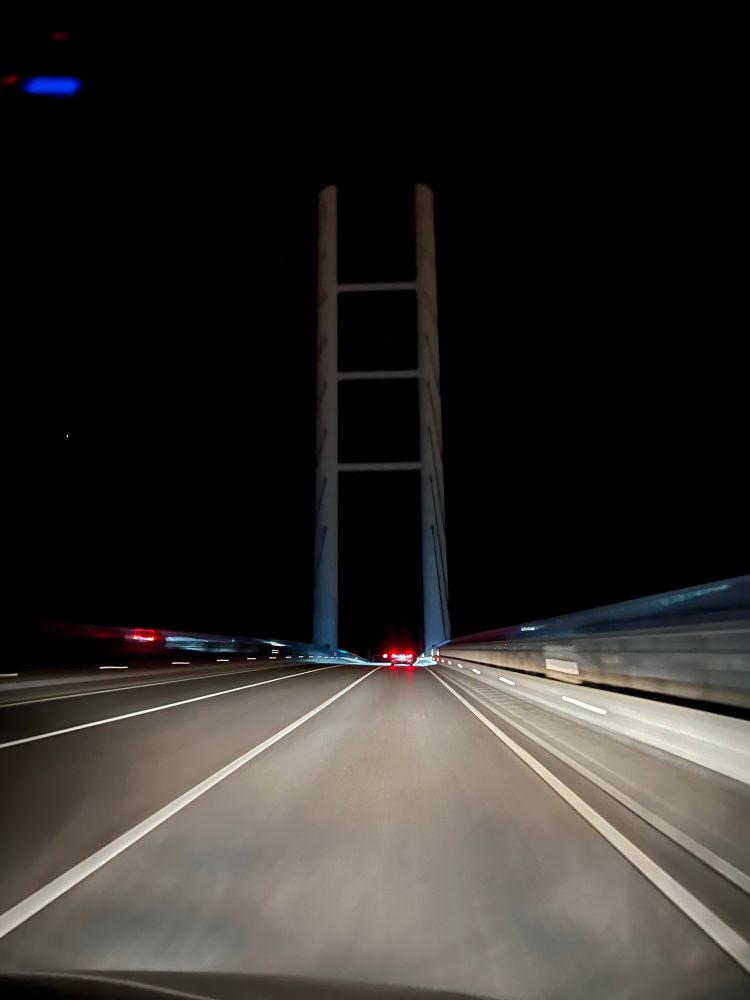 Die Rügendammbrücke bei Nacht