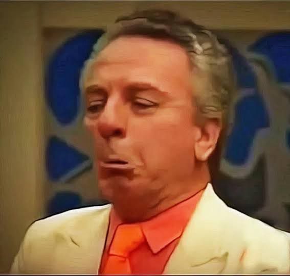 personagem rolando lero da escolinha do professor raimundo com cara exagerada de choro