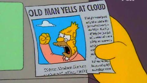 Imagem do desenho Os Simpsons. Uma mão segura um recorte de jornal que diz "Old man yells at cloud" junto com uma foto de um homem idoso esbravejando pro céu