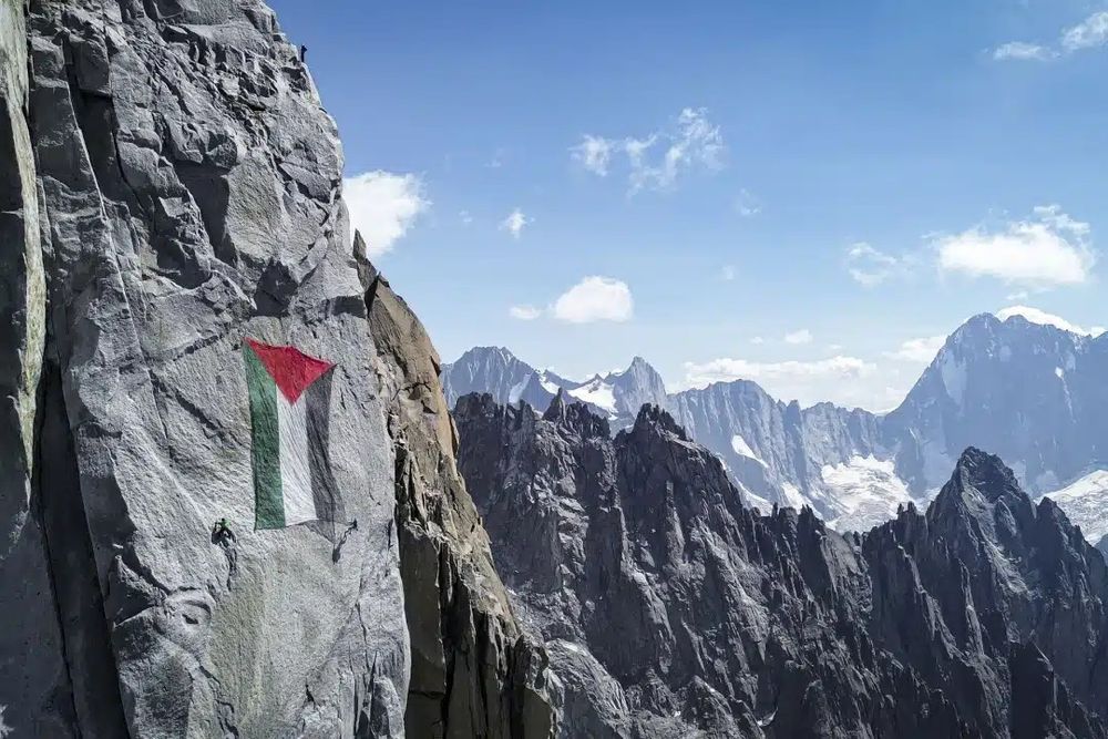 Photo d'un drapeau palestinien géant de 145m2 dans la face ouest des Drus à Chamonix. 