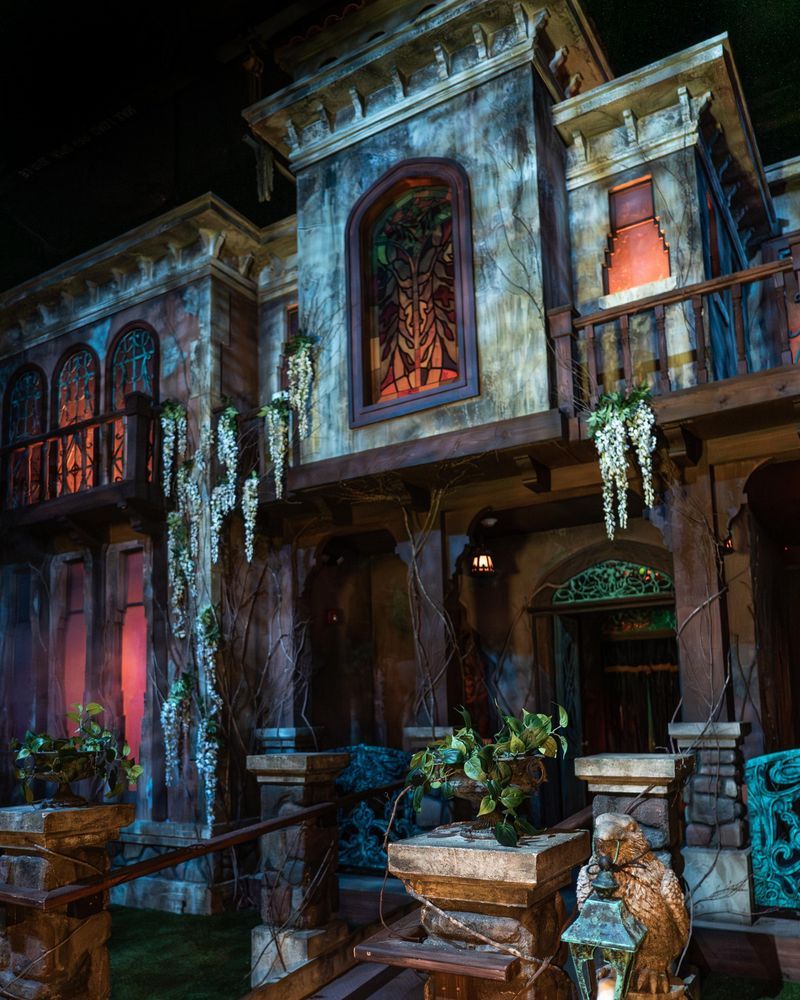 The facade of El Artista: A Spanish Haunting at Halloween Horror Nights.