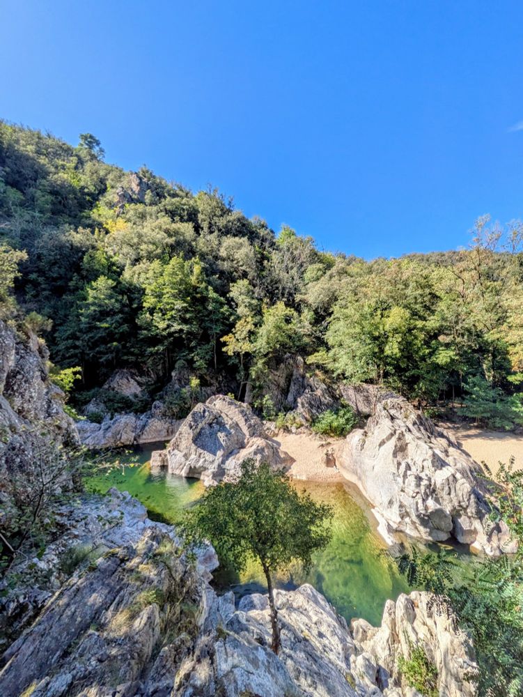 Vue sur la vallée d'une rivière affluente de l'Ardèche etla forêt environnante