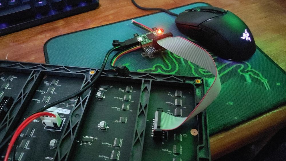 Pues al final en el SmartLed si tenía un adaptador diferente pero cumple su funcion