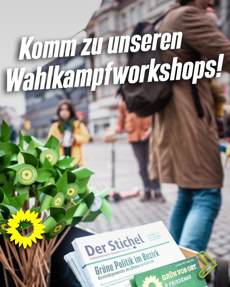 "Komm zu unseren Wahlkampfworkshops!" steht im Vordergrund vor einem Foto eines grünen Wahlkampfstands mit einer Wahlkampfzeitung und einem Korb voller Windräder.