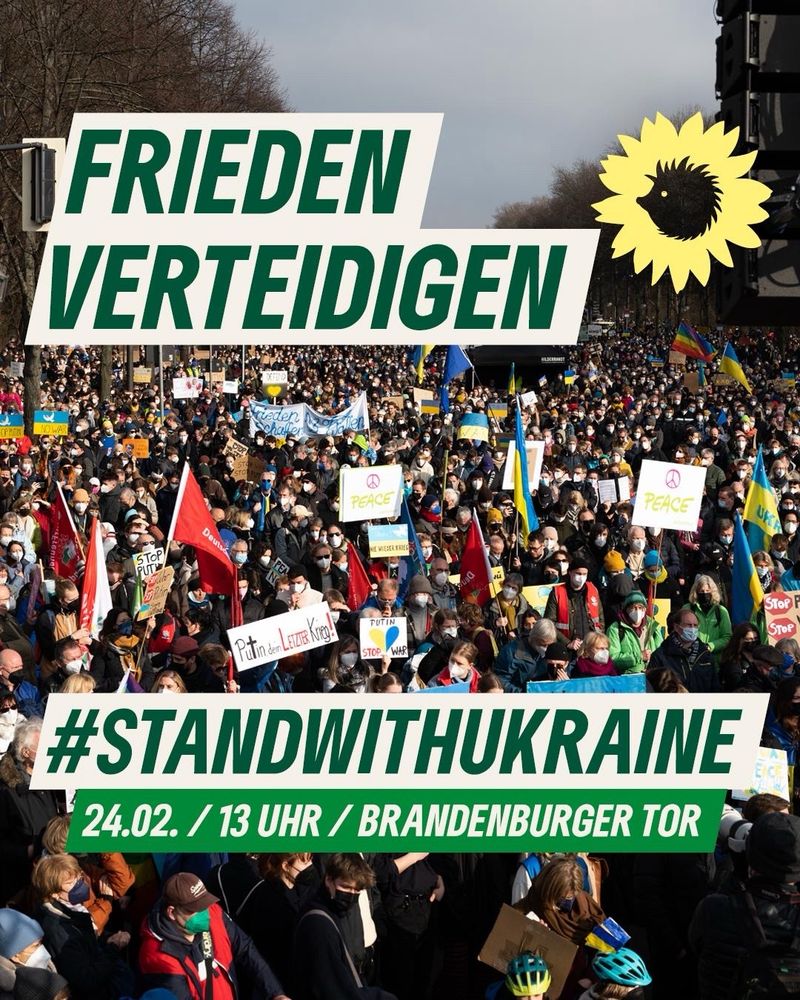 Über einem Foto von einer Demo in Solidarität mit der Ukraine steht der Text: Frieden verteidigen #StandWithUkraine 24.02. / 14 Uhr / Brandenburger Tor. Das Foto ist von Daniel Meißner.