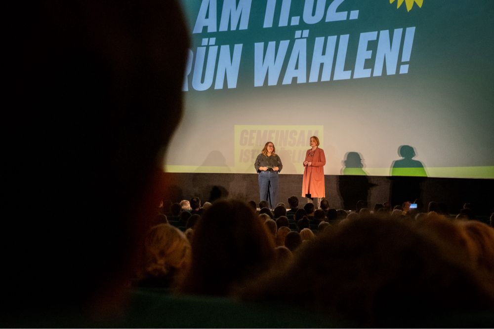 Lisa Paus im Gespräch mit Ricarda Lang auf der Bühne