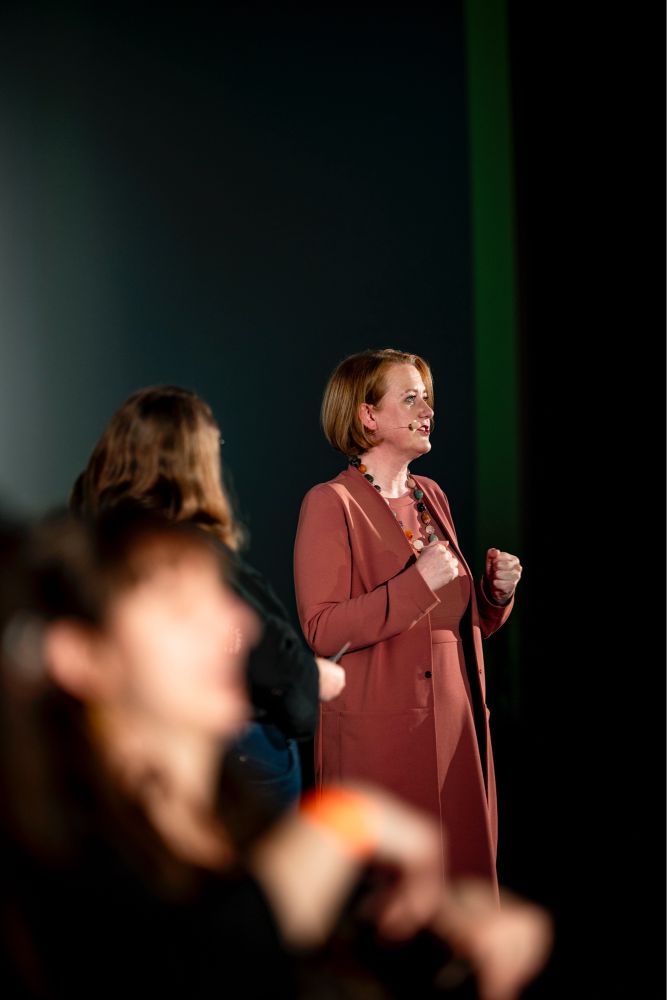 Lisa Paus auf der Bühne beim Wahlkampfhöhepunkt der Grünen.