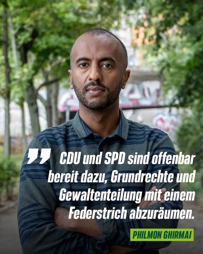 Philmon schaut ernst in die Kamera. Darüber ist das Zitat eingeblendet: „CDU und SPD sind offenbar bereit dazu, Grundrechte und Gewaltenteilung mit einem Federstrich abzuräumen.“