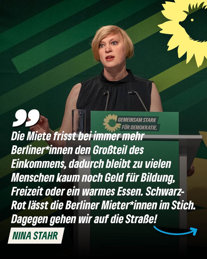 Nina Stahr steht am Redepult des Landesparteitags der Grünen Berlin. Darüber ist ein Zitat von ihr gesetzt:
Die Miete frisst bei immer mehr Berliner*innen den Großteil des Einkommens, dadurch bleibt zu vielen Menschen kaum noch Geld für Bildung, Freizeit oder ein warmes Essen. Schwarz-Rot lässt die Berliner Mieter*innen im Stich. Dagegen gehen wir auf die Straße!