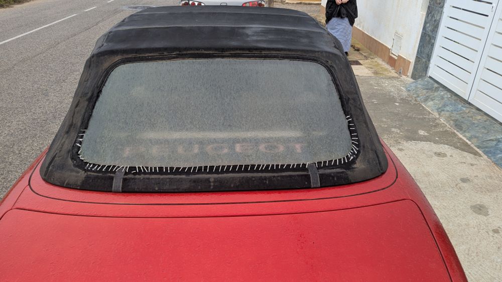 Im Cabrio Verdeck eine Heckscheibe aus Kunststoff mit groben Faden eingenäht.