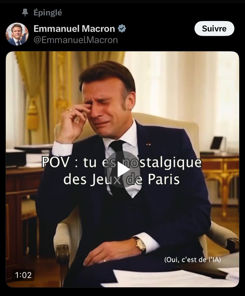 Post d’une vidéo générée par IA sur le compte officiel d’Emmanuel Macron président de la République et épinglé sur son compte officiel de président de la République montrant Macron faisant genre il pleure dans son bureau à l’Élysée « POV tu es nostalgique des Jeux de Paris » et un texte en bas à droite « Oui, c’est de l’IA) »