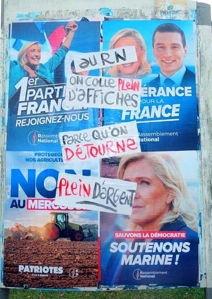 4 affiches du RN avec Marine Le Pen et Jordan Bardella collées sur un mur. Au milieu sont collés des affichettes où il est écrit: au RN on colle plein d'affiches parce qu'on détourne plein d'argent
