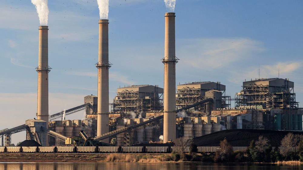 Polluting coal plant picture.