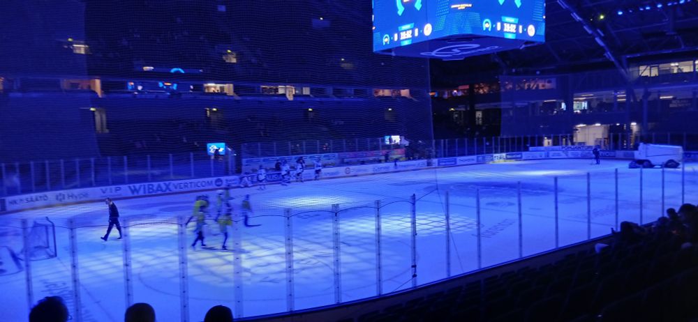 Näkymä Metro-Areenan kaukaloon. Hpk valmistautuu tukkapöllyyn. 