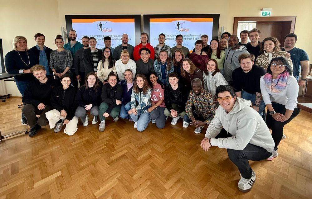 Students from the M.Sc. in Sport and Exercise Psychology and teaching staff in front of the AntiDop slide at Leipzig University.
