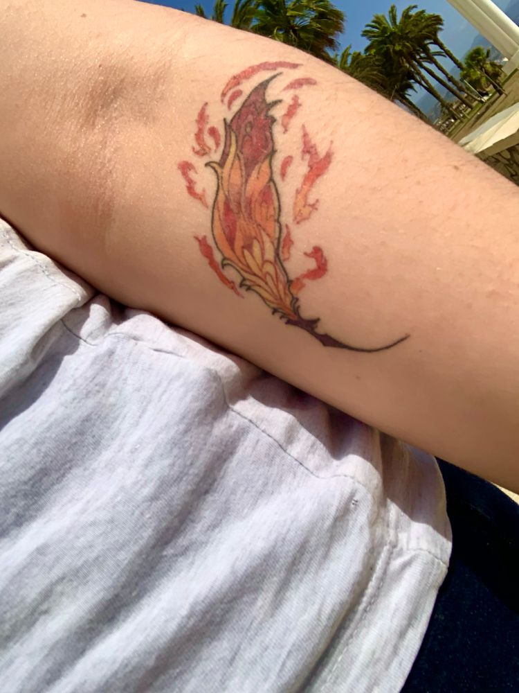 Foto del tatuaje. Lo tengo en la cara interna del antebrazo izquierdo, es de unos 10cm y representa una pluma roja en llamas.
