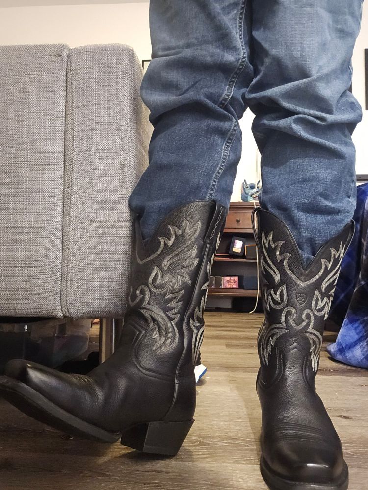 A picture of clean boots bootblacked by boypup maximus