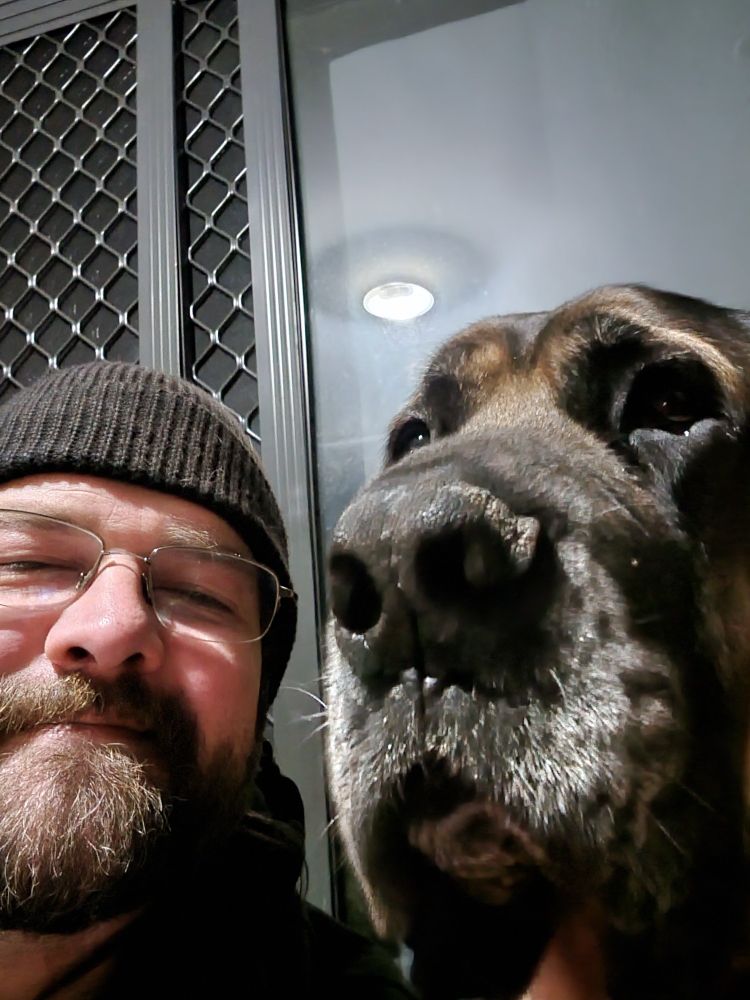 Ragnar posing with Toby, looking like he doesn't enjoy selfies.