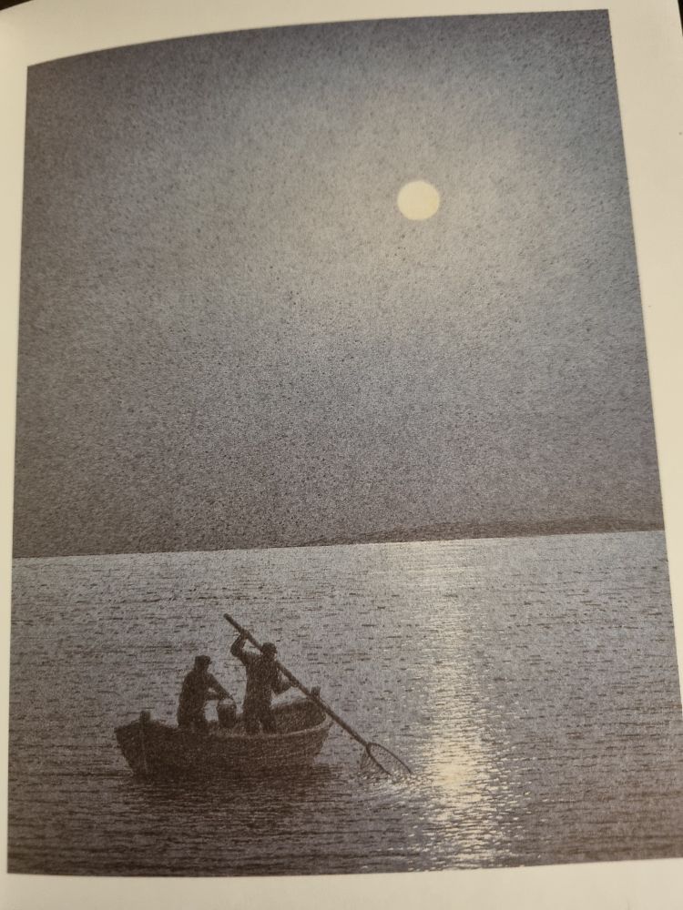 Das Bild zeigt ein Boot auf einem See. Zwei Personen sind auf dem Boot, die eine hält einen langen Kescher ins Wasser ins Mondlicht, welches sich auf dem Wasser spiegelt. Die andere Person hält mit beiden Händen einen Eimer.

Bild von Quint Buchholz aus dem Buch: Keiner weiß es besser als der Mond 