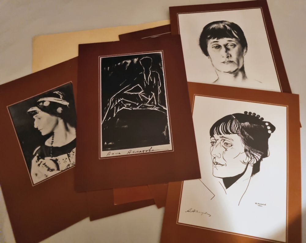 diverse Zeichnungen, Grafiken mit dem Porträt von Anna Achmatowa in dunkelbraun umrahmt 