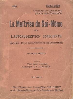 Couverture de l'ouvrage d'Emile Coué :"La maîtrise de soi-même par l'autosuggestion consciente". De couleur rose, elle fait écho au document présent sur le bureau de M. Bothorel.
Merci Wikimédia.