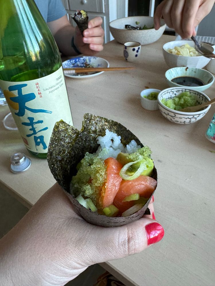 Salmon handroll