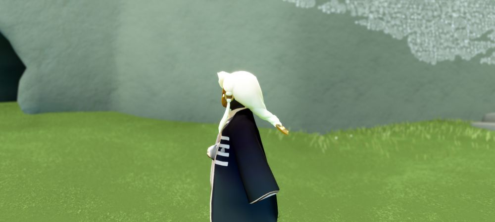 Imagem da minha personagem no jogo Sky: Children of The Light, mostrando a capa do contramestre trapalhão (um casaco num tom azul bem escuro, apenas sobre os ombros e as mangas livres nas laterais).