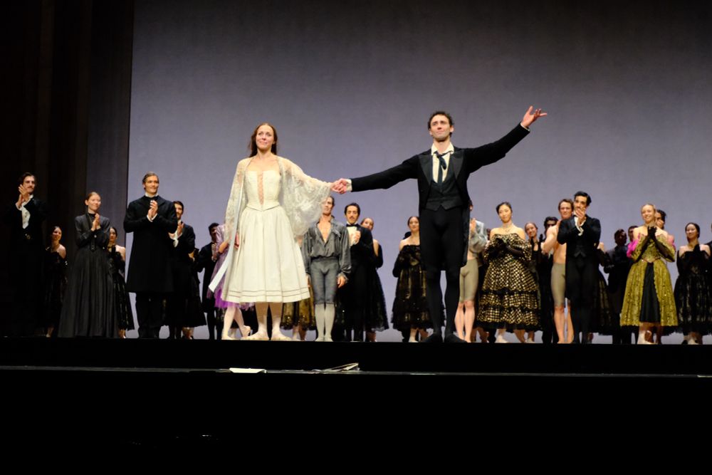 Anna Laudere et Alessandro Frola aux saluts de la Dame aux Camélias, devant la compagnie qui les applaudit 