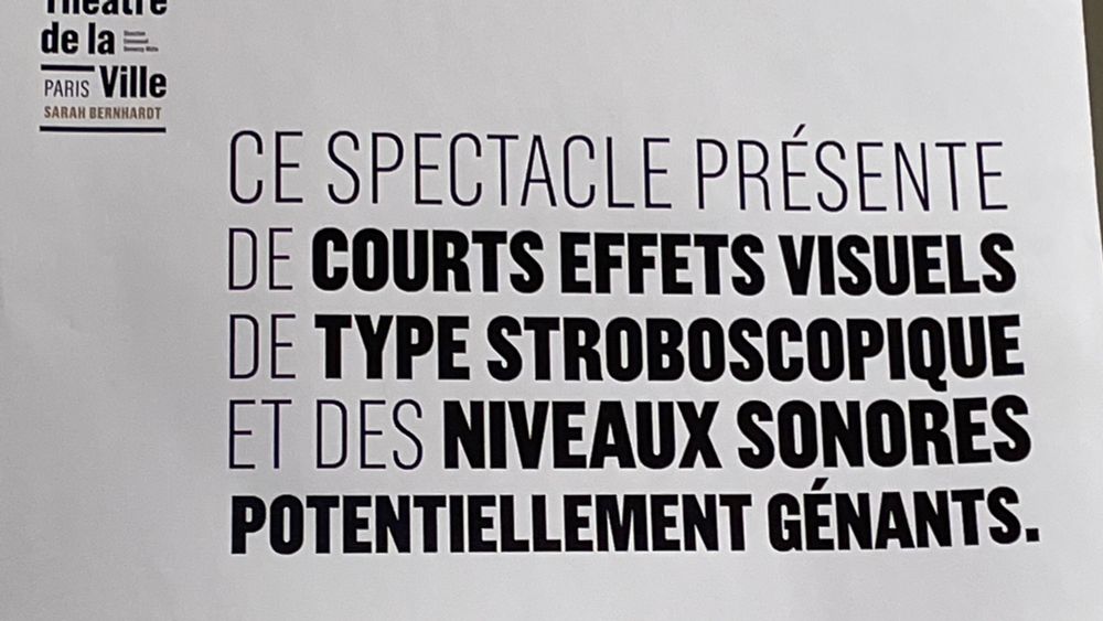 
CE SPECTACLE PRÉSENTE DE COURTS EFFETS VISUELS DE TYPE STROBOSCOPIQUE ET DES NIVEAUX SONORES POTENTIELLEMENT GÉNANTS.