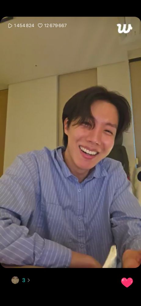 Hobi and his heart shape smile live 15/06/25